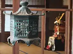 吊灯篭の架かる廊下。