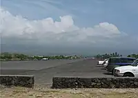 以前の滑走路は駐車場に。