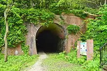 北陸本線旧線の親不知トンネル(土木学会選奨土木遺産)