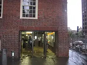 MBTAステート駅のデヴンシャー・ストリート口。