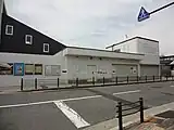 旧ハート・インの建物を使用した仮北駅舎右奥に仮跨線橋が見える（2013年7月）