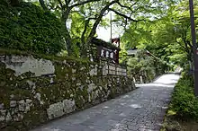 旧白毫院庭園外構。江戸時代以前の景観をとどめ、穴太衆積みの洞窟、外構の石垣が現存する