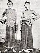 シンを着た2人のラオスの女性