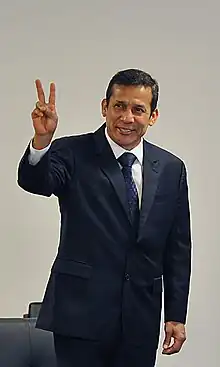 ピースサインをするペルーのオジャンタ・ウマラ大統領