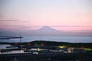 御前崎港(手前)と富士山(奥)
