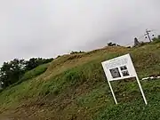 後円部。大きく破壊を受け、中央部がかなり凹んでいる。
