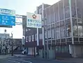 スタート地点。画像手前側が往路、奥側が復路の進行方向。大会当日、建物の左側にスターターの号砲台が建てられる。