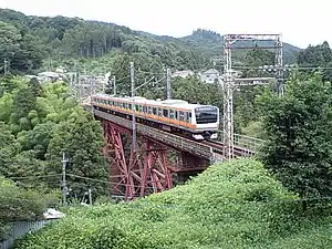 青梅線を走行するE233系電車(2011年7月 二俣尾駅 - 軍畑駅間)