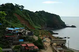 中越沖地震による土砂崩れ(写真は復旧作業中のもの)