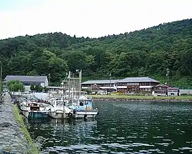 沖島港から沖島小学校を遠望