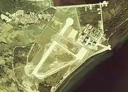 大湊航空基地付近の空中写真(1975年撮影)国土交通省 国土地理院 地図・空中写真閲覧サービスの空中写真を基に作成