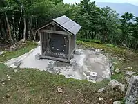 18靡笠捨山山頂の祠