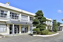校舎（A棟）玄関と中庭