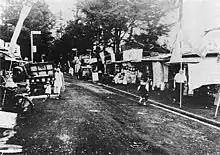 闇市の名残の氷川神社参道