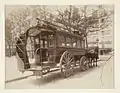 螺旋階段つきのパリの乗合馬車（1910年）。