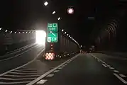 外回り出口への流出部本線はこの先に水底トンネルがあるため危険物積載車両は通行禁止(その規制標識を設置している)