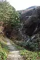 駅裏手の下り坂