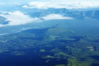 富士山頂からみた大室山（中央）
