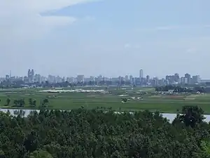 市街地方面を望む（中間の低地はトゥル島）