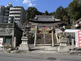 広島市尾長天満宮の玉乗り狛犬。「尾道型狛犬」と呼ばれ、北九州から瀬戸内海沿岸部に広く分布している。