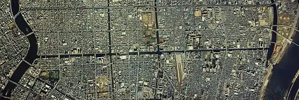 江戸時代に西の隅田川から東の旧中川を直線で結ぶようにつくられ、江戸の水運網の一部だった小名木川は現在も変わらぬ姿をとどめている。資源の運搬に使われるほか、現代的な遊覧船も行き交う。