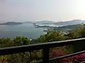 呉市高烏台から南方向の倉橋島を望む。広湾(H)。手前が音戸の瀬戸に至る海域で条件付き指定海域。向こうは指定海域。