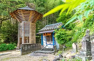 大根庵左はヘンロ小屋「大根」