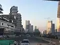 建設中の中国華潤大厦（右側に映り込んでいるビル）