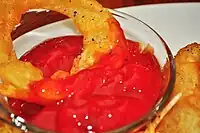 ケチャップにつけたオニオンリング