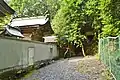 本殿(左)裏手の古墳(右奥)