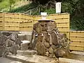 閼伽井戸(清明水)弘法大師縁の井戸で、雨が降る前には水が濁って天候を予知するという。