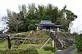 後円部墳丘中腹に迫観音堂が建てられている。