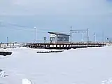 ホームと周辺を駅付近から(雪景色)