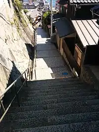 千光寺新道。大正時代に商人が茶園（別荘）を築いた際に石垣・石段などが整備され、現代に入り再整備された。