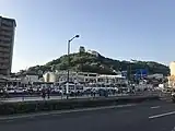 尾道駅から見る千光寺山。頂上にはかつて木梨杉原氏(杉原元清あるいは杉原元恒)により「千光寺山城」が築かれた。なお写真に見える尾道城は現在取り壊されている。