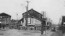 尾道駅前から東方向を撮影。左の道が後に国道2号として整備される。右の道は土堂渡し場へ向かう道。住銀や尾道酢の広告が見える。