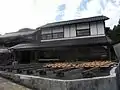 整形した作品を天日乾燥する。