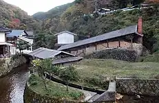 皿山の風景。横長の屋根は登り窯。