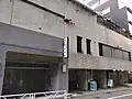 神社の裏側（北側）。渋谷区立商工会館と消費者センターが入る。
