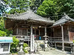 大師堂と御母公堂（右）