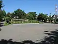 大場富士塚公園。奥には大きな滑り台がある。