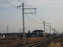 信濃鉄道から引き継がれた、電化区間の架線柱「チャンネルポール」（信濃松川駅 - 安曇沓掛駅、2008年12月13日）