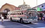 橋上駅舎化以前の北口と西武バス（1979年9月）