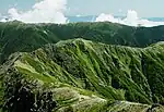 塩見岳から望む広河内岳(左)と大籠岳(右)、手前は北俣岳を経て蝙蝠岳へと伸びる尾根