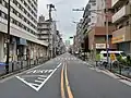 中野区中央二丁目から西側を見る。遠方のビルは中野ツインマークタワー。