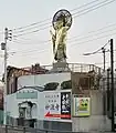 夜は北を向き、ライトアップされる(2023年3月)