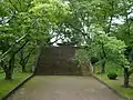 駐車場より城址の丘への石段