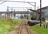 ホームを沢辺方から望む。左側に見えるのが使われなくなったホームである（2006年5月）