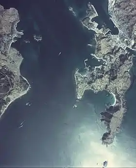 北を上にした松島水道付近の航空写真(1974年)。東側の半島部が大瀬戸町瀬戸福島郷、西側が松島。国土交通省 国土地理院 地図・空中写真閲覧サービスの空中写真を基に作成