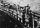 旧登竜橋を渡る山駕籠（大正中期）。